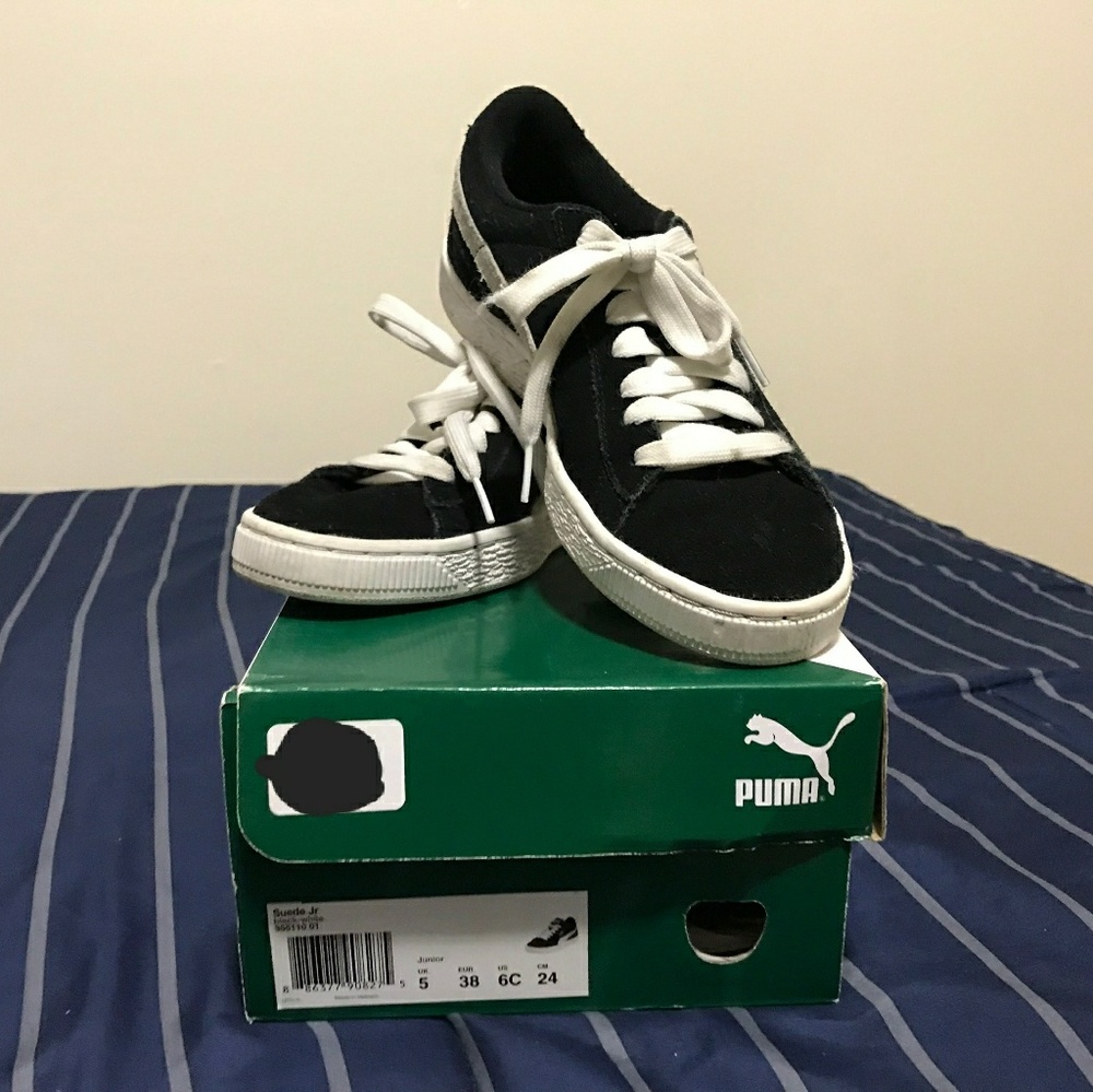 Women Pumas retro shoe